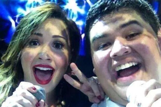 Demi Lovato tira selfie com fã durante apresentação no México Reprodução/Twitter Demi Lovato tira selfie com fã durante apresentação no México Reprodução/Twitter